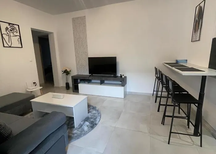 Three With 2 Baths In Evosmos Apartamento